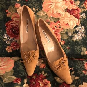 MANOLOS BEIGE SUEDE LEATHER 9.5 KITTEN HEELS